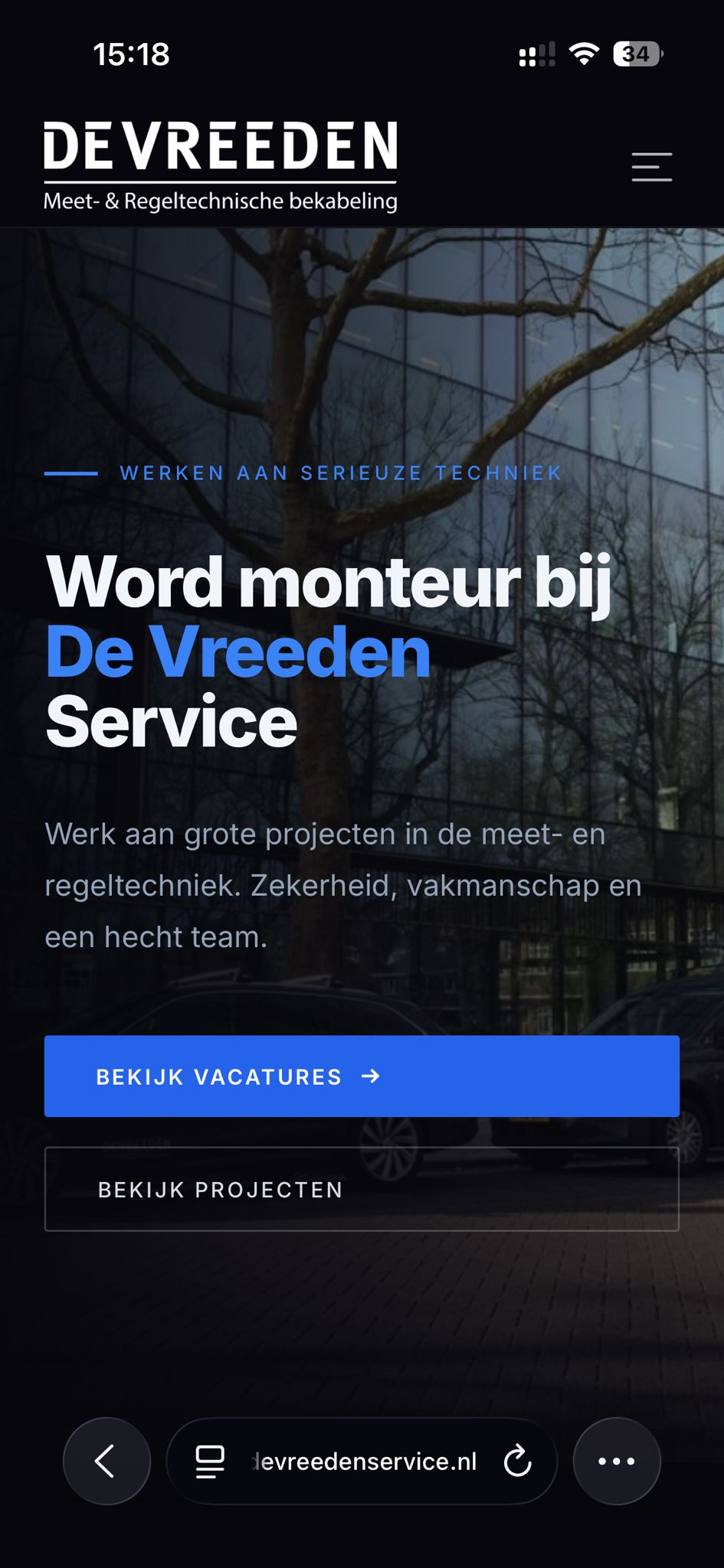 Mobiele weergave van devreedenservice.nl met dark design en blauwe accenten